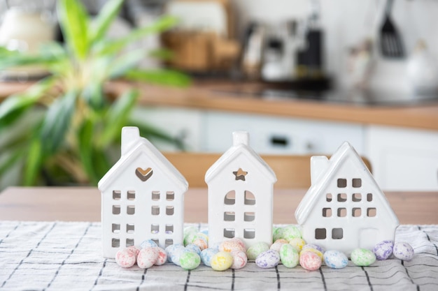 Schlüssel zum Haus des gemütlichen Hauses mit Osterdekor mit Hasen und Eiern auf dem Tisch der Küche Gebäudedesignprojekt Umzug in neue Haushypothekenversicherung Miete und Kauf von Immobilien
