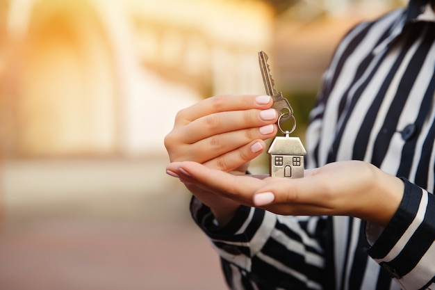 Schlüssel zum neuen Zuhause in der Hand