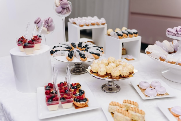 Schmackhafte Auswahl an leckeren Desserts, Kuchen, Cupcakes und Gebäck auf einem Buffettisch bei Bankett, Party oder Hochzeit