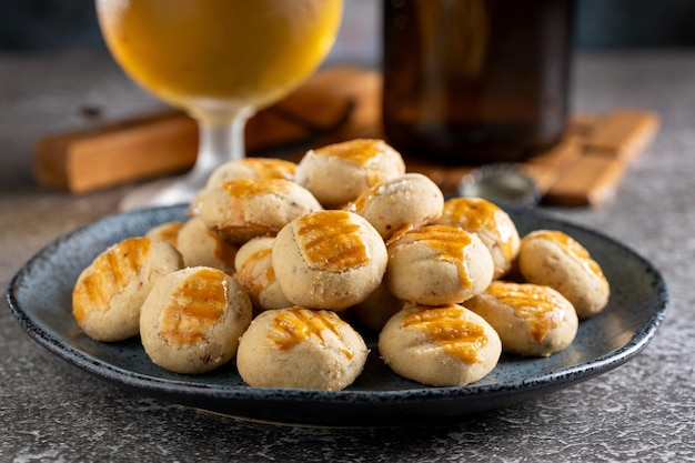 Schmackhafte butterige Zwiebeln und ein Glas Bier auf dem Tisch