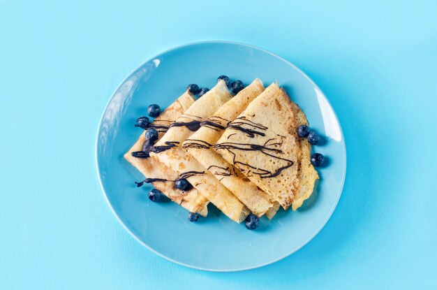 Foto schmackhafte dünne pfannkuchen mit butter