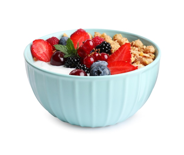 Schmackhafte Granola mit Beeren auf weißem Hintergrund Gesundes Essen