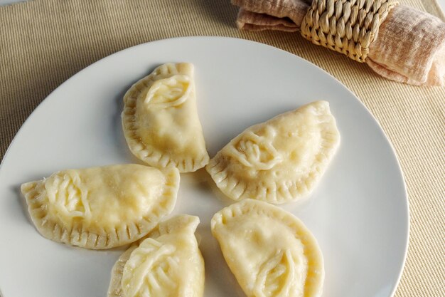 Schmackhafte Halbmond-Knödel auf einem Teller Ein kulinarischer Schnappschuss