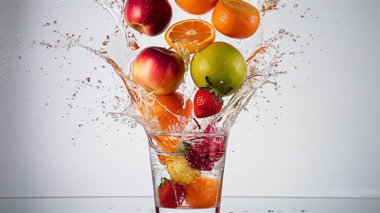 Schmackhafte Obst- und Gemüsefragmente fallen ins Wasser