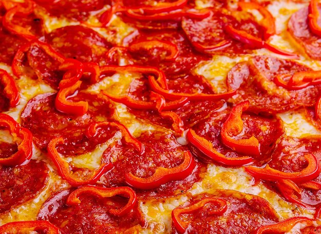 Foto schmackhafte pepperoni-pizza mit rotem pfeffer