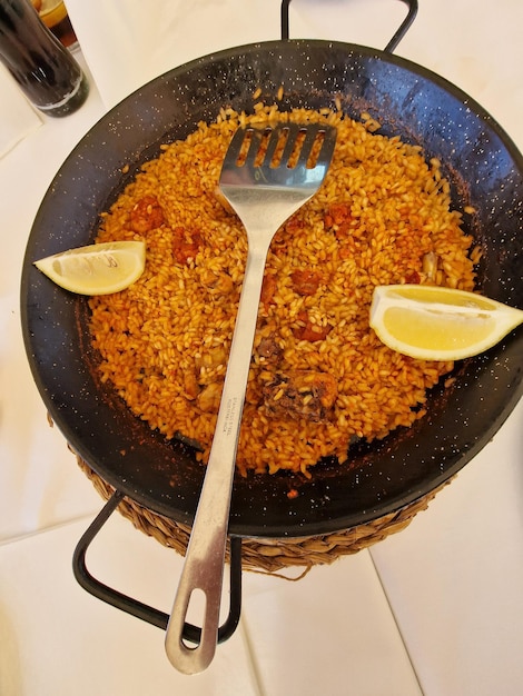 schmackhafte spanische Paella mit Meeresfrüchten