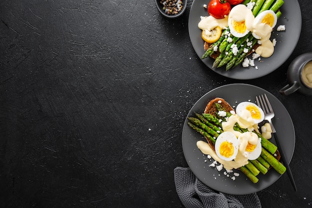 Schmackhafte Toasts mit Spargel, Eiern und Soße