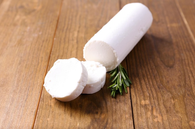Schmackhafter Busche-Käse mit Rosmarin auf einem Holztisch