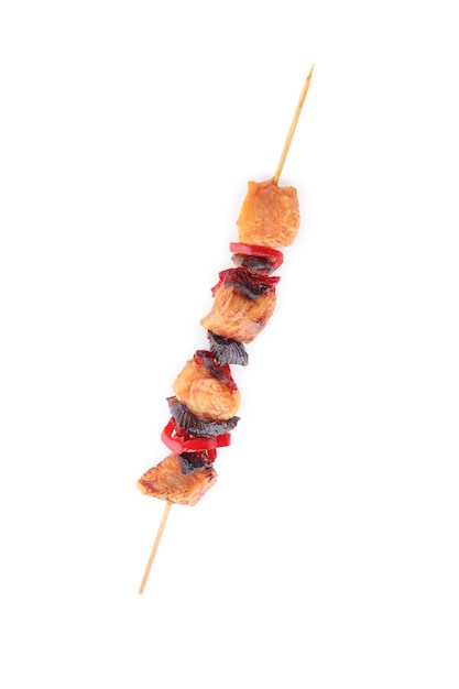 Schmackhafter Hühner-Shashlik auf weißem Hintergrund