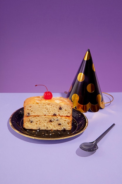 Foto schmackhafter kuchen des hohen winkels mit kirsche auf platte