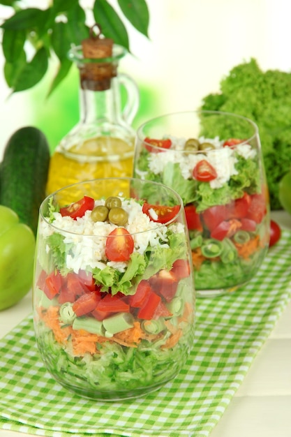 Schmackhafter Salat mit frischem Gemüse auf einem Holztisch