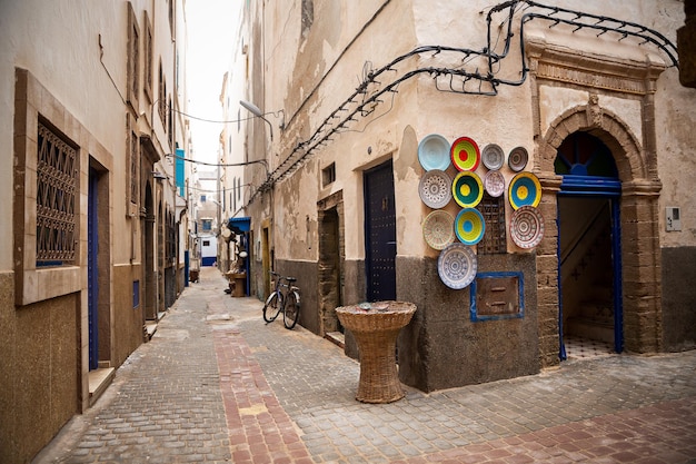 Schmale bunte Straße in der alten Medina von Essaouira in Marokko