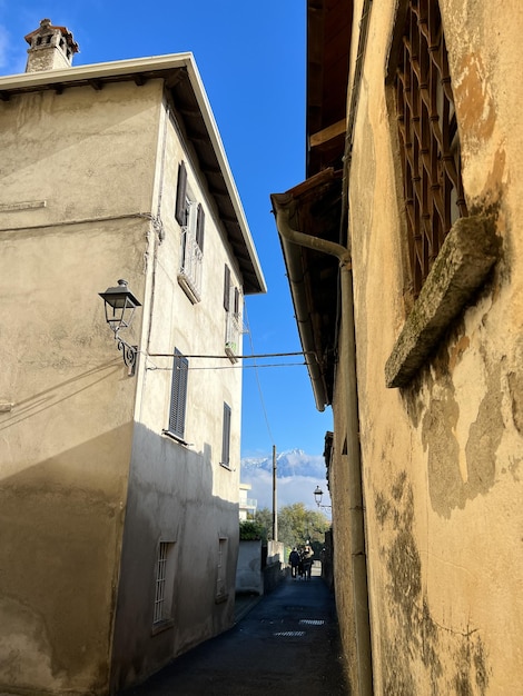 Schmale Gasse einer Altstadt mit schäbigen Mauern