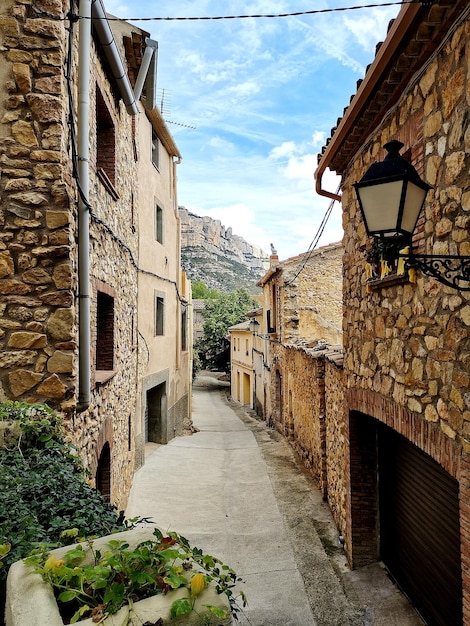 Schmale Gasse entlang von Gebäuden gegen den Himmel