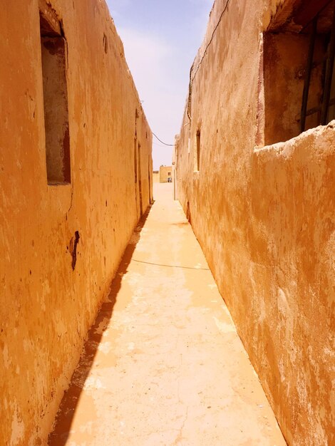 Foto schmale gasse entlang von gebäuden