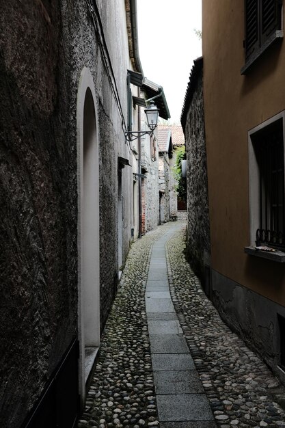 Schmale Gasse entlang von Gebäuden