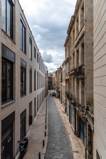 Schmale Gasse inmitten von Gebäuden in der Stadt