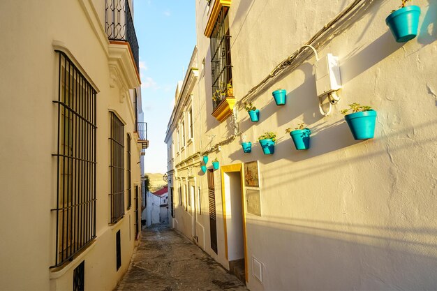 Schmale Gasse von weißen Häusern in einem typischen Dorf von Andalusien Arcos de la Frontera Cadiz