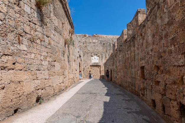 Schmale gepflasterte historische Gassen in der Altstadt von Rhodos Dodekanes Griechenland