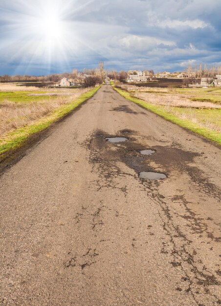 Schmale Landstraße in der Ukraine