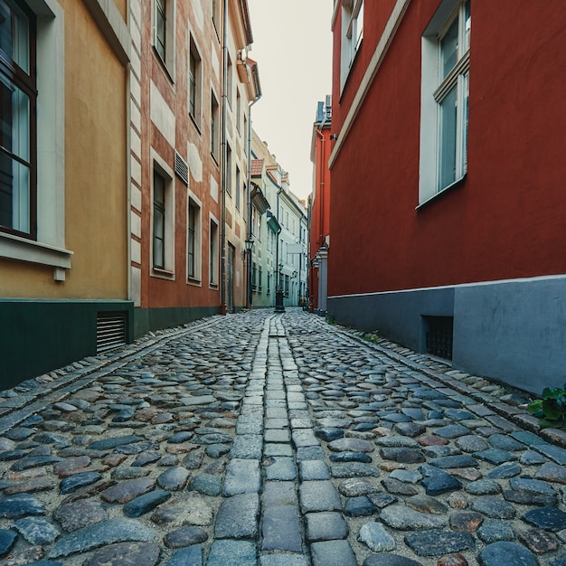 Schmale mittelalterliche Straße in altem Riga, Lettland.