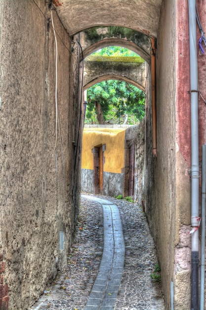 Schmale Seitenstraße in Bosa Heavy verarbeitet für HDR-Tonemapping-Effekt