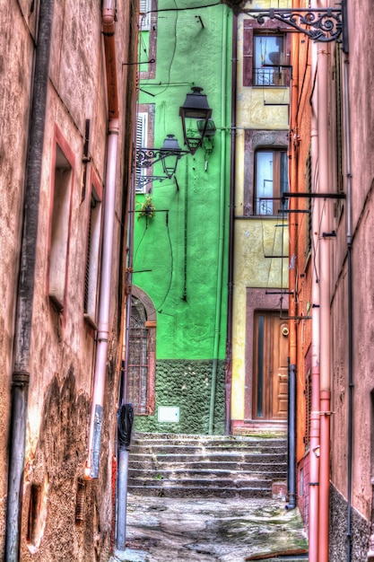 Schmale Seitenstraße in der Altstadt von Bosa Verarbeitet für HDR-Tone-Mapping-Effekt