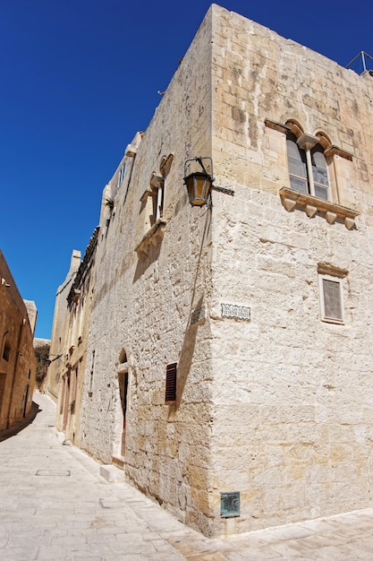 Schmale stille Straße mit Laterne in der Altstadt von Mdina, Malta