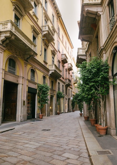 Schmale Straße der alten mittelalterlichen Stadt Italiens, schöne Architektur von Häusern, Straßen in Pflastersteinen.