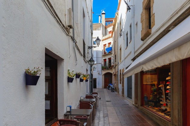 Schmale straße der alten stadt tossa de mar costa brava katalonien spanien