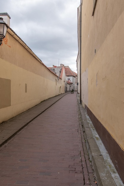 Schmale Straße der Stadt Vilnius in der litauischen Altstadt von Vilnius