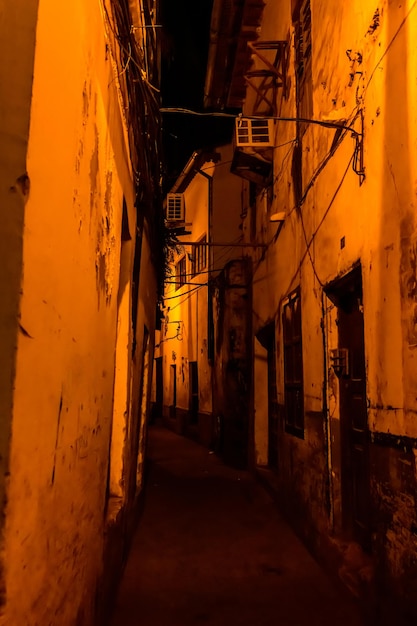 Schmale Straße in der Nacht in einer Steinstadt Sansibar Tansania