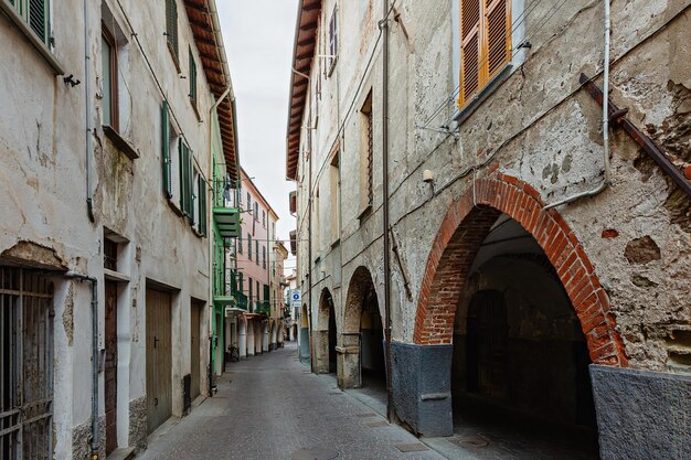 Schmale Straße in der Stadt Albenga Italien