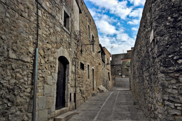 Schmale Straße in einer spanischen Stadt mit traditionellen Steinhäusern