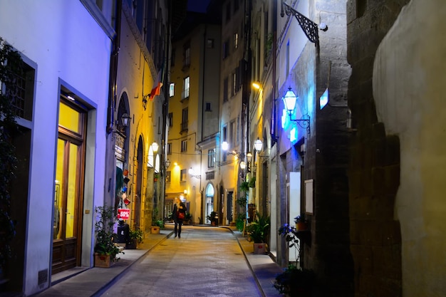 Schmale Straße in Florenz bei Nacht Italien