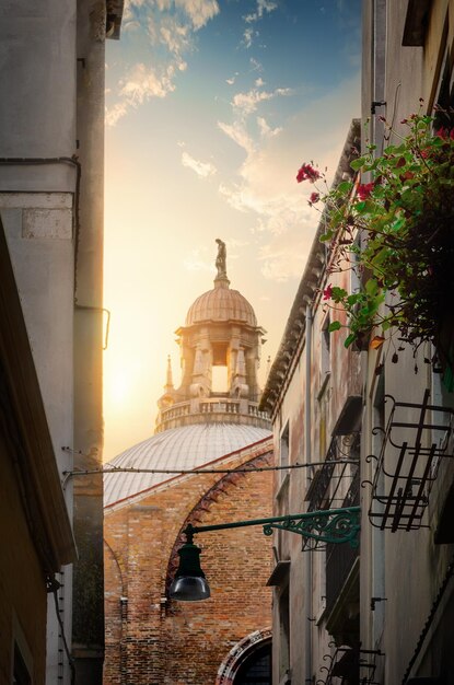 Schmale Straße in Venedig, die zu einem Pier, Italien führt