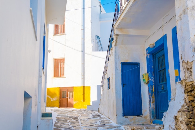 Schmale Straße mit traditionellen rustikalen griechischen Häusern im Dorf auf der Insel Paros, Griechenland