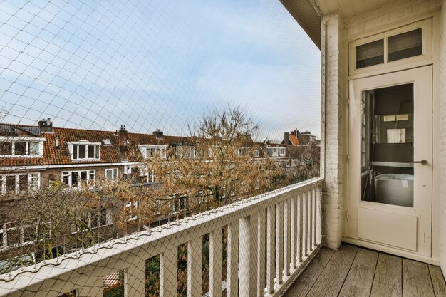 Schmaler Balkon mit Holzgeländer