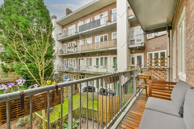 Schmaler Balkon mit Stuhl und Tür