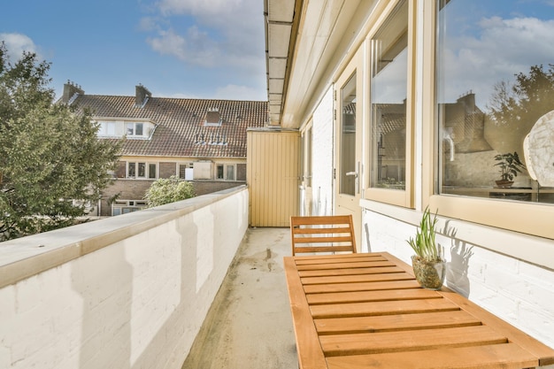 Schmaler Balkon mit Stuhl und Tür