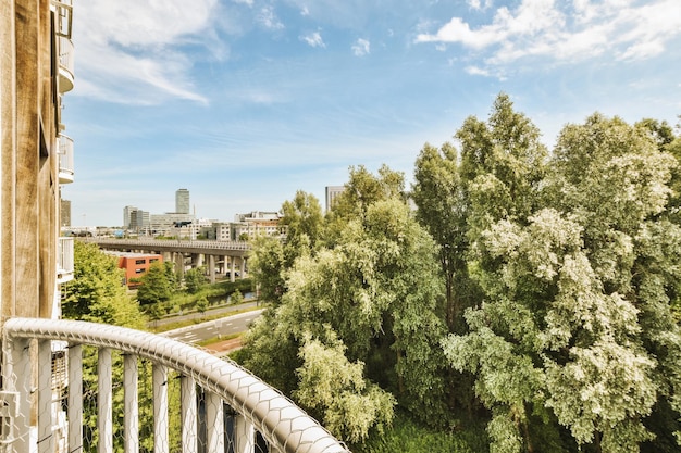 Schmaler Balkon mit Stuhl und Tür