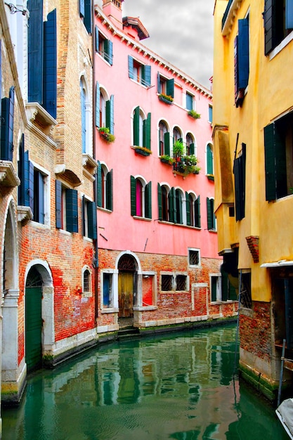 Schmaler gebogener Kanal in Venedig, Italien