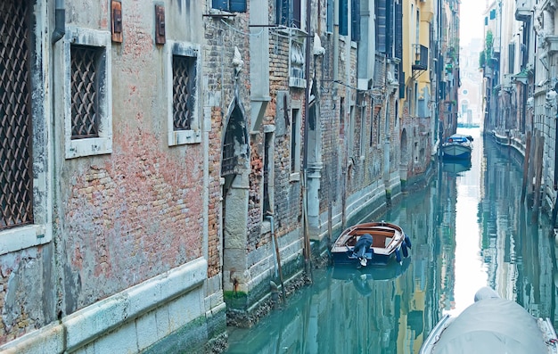 Schmaler Kanal in Venedig Italien