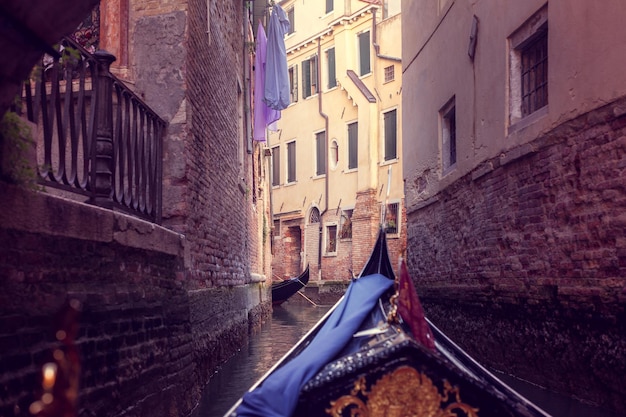 Schmaler Kanal in Venedig