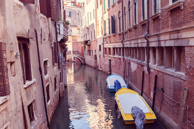 Schmaler Kanal in Venedig