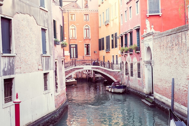 Schmaler Kanal mit Brücke und bunter Architektur in Venedig