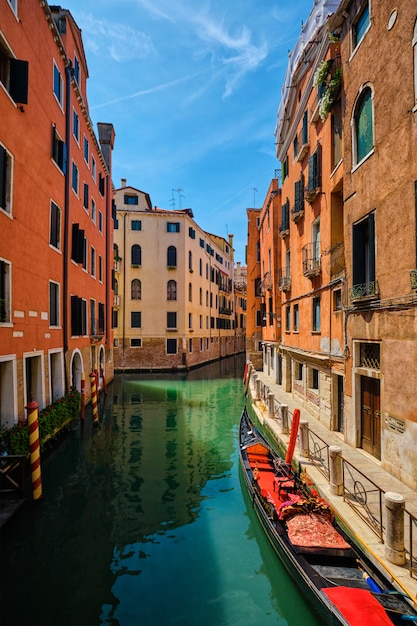 Schmaler Kanal mit Gondel in Venedig, Italien