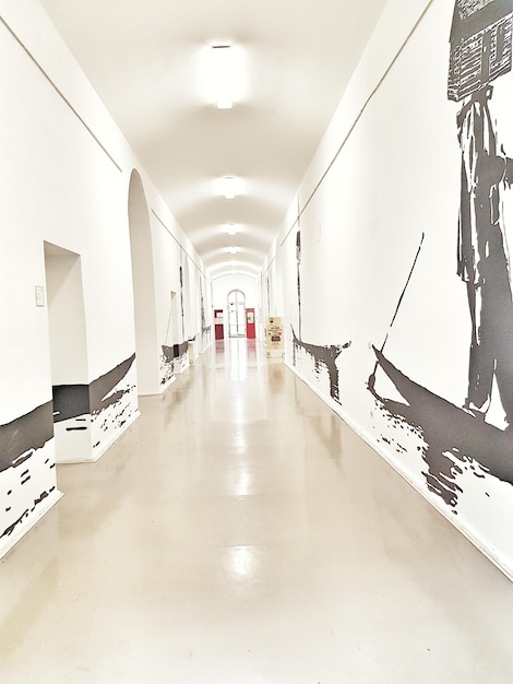 Foto schmaler korridor in einem modernen gebäude