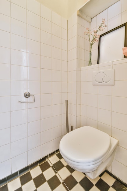 Schmaler Toilettenraum mit minimalistischem Design