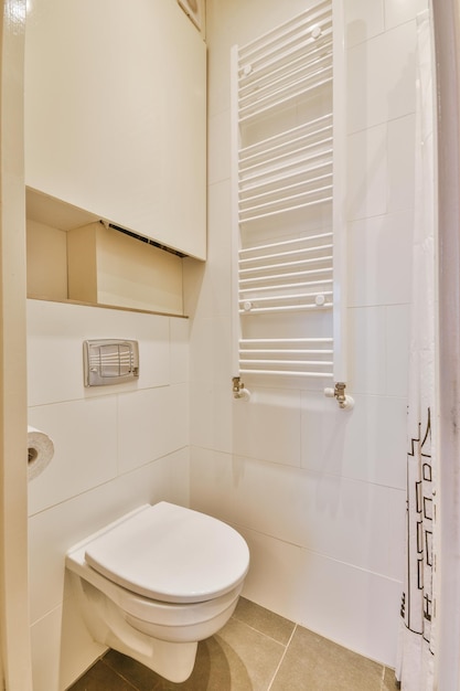 Schmaler Toilettenraum mit minimalistischem Design